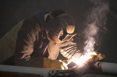 Bir profesyonel kaynakçı bir boru Dn100 çapında bir petrol rafinerisi Rusya'da işlemi boru hattı için kaynaklar.
