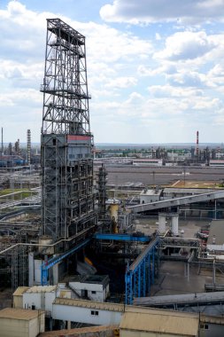 Kola-Asfalt Üretim Rusya'da bir petrol rafinerisinde baca ile montajı. ekipman ve hidrokarbon işleme kompleksleri.                           