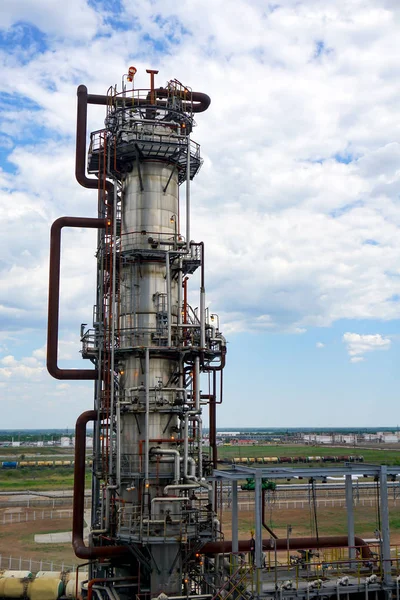 Teknologinen Sarake Kevyiden Öljytuotteiden Valmistusta Varten Öljynjalostamossa Venäjällä — kuvapankkivalokuva