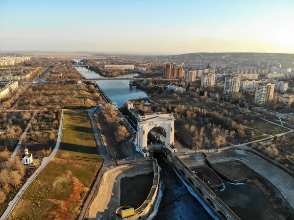 Volgograd. Volga-Don kargo kanalı. Arch 1 ağ geçidi. 