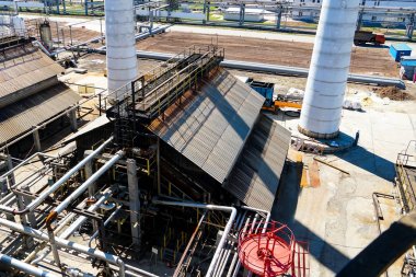  Hafif petrol ürünleri üretimi için rafineride teknolojik sütun parçası.                              