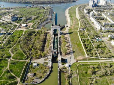 Volgograd şehrinin panoraması. Bir kargo gemisi-tanker yüklü wi