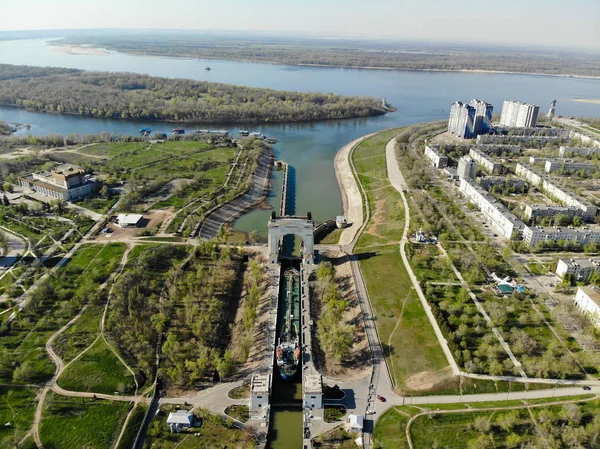 Volgograd şehrinin panoraması. Bir kargo gemisi-tanker yüklü wi