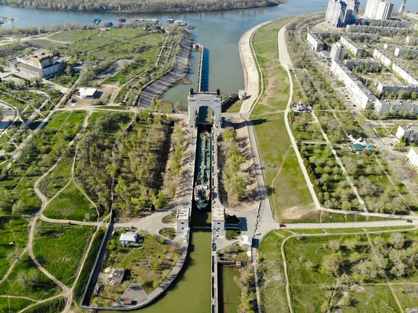 Volgograd şehrinin panoraması. Bir kargo gemisi-tanker yüklü wi