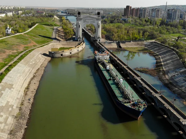 Un cargo-citerne chargé d'huile quitte la première écluse de la — Photo