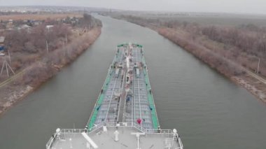 Hafif petrol ürünleri yüklü petrol tankeri Volga-Don gemi kanalından Volga Nehri'ne doğru geçer. Rusya. Volgograd.