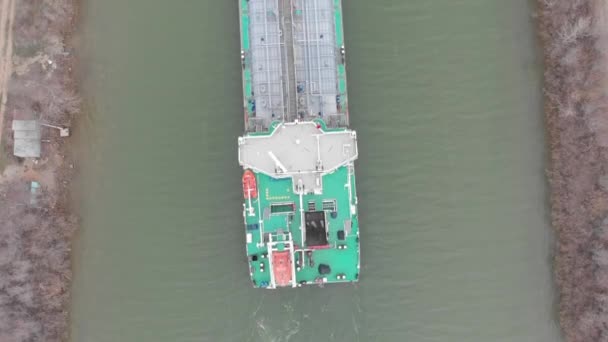 Der Mit Leichten Ölprodukten Beladene Öltanker Passiert Den Schiffskanal Wolga — Stockvideo
