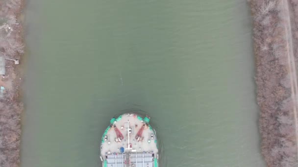 Zbiornikowiec Ładowany Lekkich Produktów Naftowych Przechodzi Przez Kanał Statku Volga — Wideo stockowe