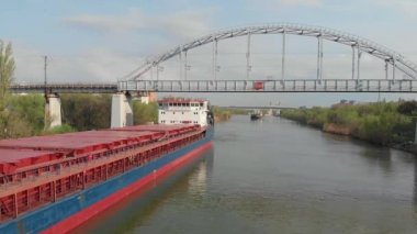 Volgograd, Nakliye su taşımacılığı ile. Volga-Don Nakliye Kanalı. Kargo gemisi demiryolu köprüsünün altında duruyor..