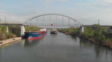 Volgograd, Rusya - 27 Nisan 2019. Volga-Don Nakliye Kanalı. Su ile kargo taşımacılığı. Nehir-deniz tipi iki motorlu gemi, St.George Victorious kargo gemisi ve Volgo-Don kargo gemisi, 5052, altında sol tarafları ile farklılaşmak 