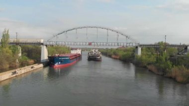 Volgograd, Rusya - 27 Nisan 2019. Volga-Don Nakliye Kanalı. Su ile kargo taşımacılığı. Nehir-deniz tipi iki motorlu gemi, St.George Victorious kargo gemisi ve Volgo-Don kargo gemisi, 5052, altında sol tarafları ile farklılaşmak 