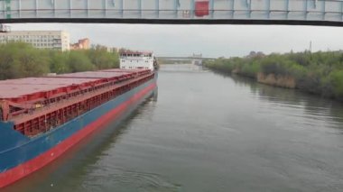 Volgograd, Rusya-27 Nisan 2019. Su taşımacılığı ile nakliye. Nehir-deniz tipi motorlu gemi, St.George Victorious kargo gemisi demiryolu köprüsü altında duruyor, kilitleme onun dönüş bekliyor.