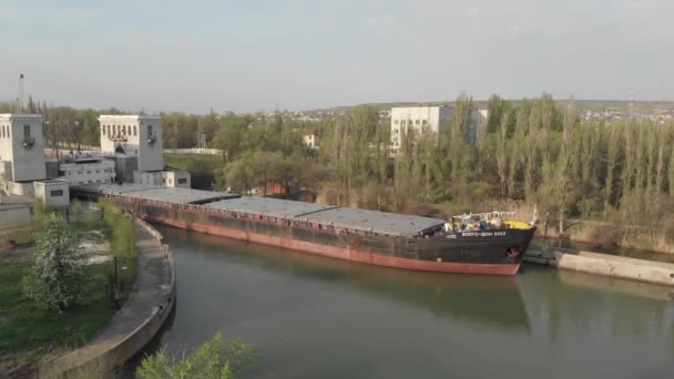 ボルゴグラード ロシア 2019年4月27日 ヴォルガドン配送チャンネル 水による貨物輸送 川海型モーター船 ボルゴドン貨物船5052はゆっくりと第2チャンネルロックを残す — ストック動画