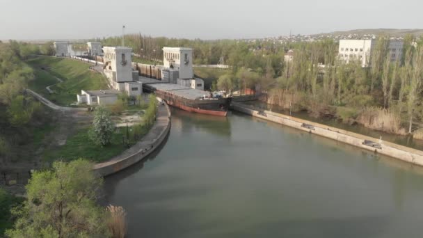 ボルゴグラード ロシア 2019年4月27日 ヴォルガドン配送チャンネル 水による貨物輸送 川海型モーター船 ボルゴドン貨物船5052はゆっくりと第2チャンネルロックを残す — ストック動画