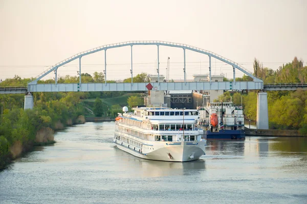  Volga-Don Kanalı. Volgograd. Turistler ile Cruise liner kargo gemisi tarafından geçer ve demiryolu köprüsü altında.                              