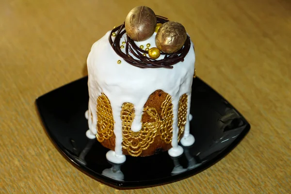 Пасхальный Торт Творожного Теста Украшенного Шоколадными Перепелиными Шоколадными Яйцами — стоковое фото