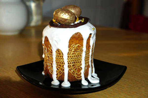 チョコレートとチョコレートウズラの卵で飾られたカッテージチーズ生地から作られたイースターケーキ — ストック写真