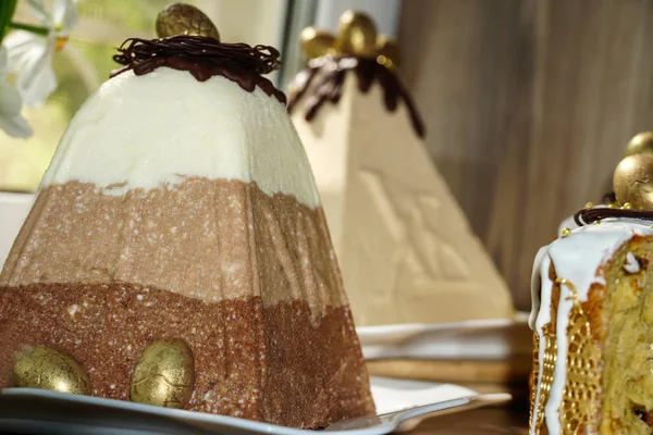 Праздничный Стол Пасху Много Пасхальных Тортов Творожного Теста Украшенного Шоколадными — стоковое фото