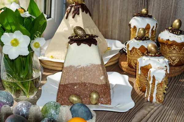 Праздничный Стол Пасху Много Пасхальных Тортов Творожного Теста Украшенного Шоколадными — стоковое фото
