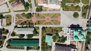 Astrakhan. Varsayım Katedrali ve Astrakhan Kremlin 'in çan kulesi. Yukarıdakilerin Rusya görünümü