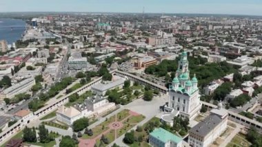 Astrakhan. Varsayım Katedrali ve Astrakhan Kremlin 'in çan kulesi. Yukarıdakilerin Rusya görünümü