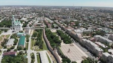 Astrakhan. Varsayım Katedrali ve Astrakhan Kremlin 'in çan kulesi. Yukarıdakilerin Rusya görünümü