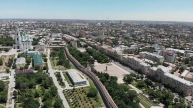 Astrakhan. Varsayım Katedrali ve Astrakhan Kremlin 'in çan kulesi. Yukarıdakilerin Rusya görünümü