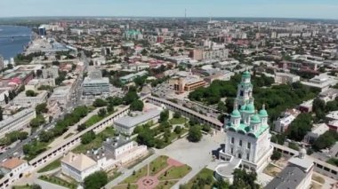 Astrakhan. Varsayım Katedrali ve Astrakhan Kremlin 'in çan kulesi. Yukarıdakilerin Rusya görünümü