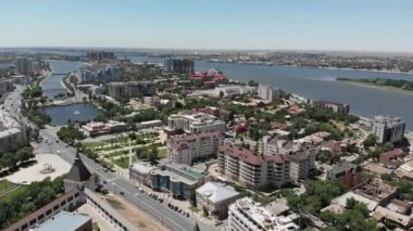Astrakhan. Varsayım Katedrali ve Astrakhan Kremlin 'in çan kulesi. Yukarıdakilerin Rusya görünümü