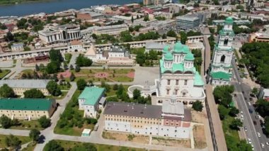Astrakhan. Varsayım Katedrali ve Astrakhan Kremlin 'in çan kulesi. Yukarıdakilerin Rusya görünümü
