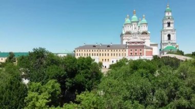 Astrakhan. Varsayım Katedrali ve Astrakhan Kremlin 'in çan kulesi. Yukarıdakilerin Rusya görünümü