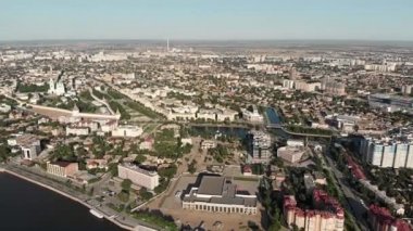 Astrakhan. Yukarıdakinden şehrin dolgu. Bir Cruise gemisi. Peter Anıtı 1. Volga 'nın üzerinde köprü. Rusya.