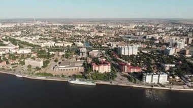Astrakhan. Yukarıdakinden şehrin dolgu. Bir Cruise gemisi. Peter Anıtı 1