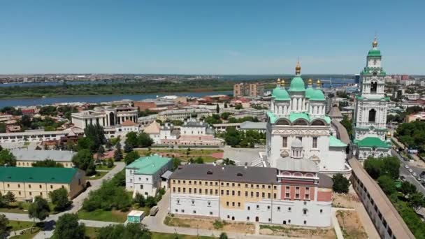 阿斯特拉罕假定大教堂和阿斯特拉罕克里姆林宫的钟楼 俄罗斯从上面看 — 图库视频影像