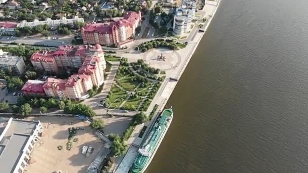 Astrakhan Embankment Cidade Cima Navio Cruzeiro Monumento Pedro — Vídeo de Stock