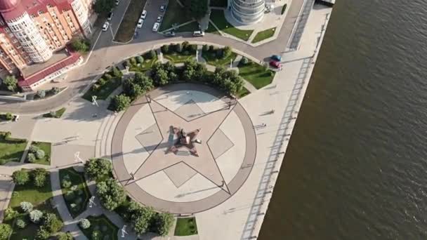 アストラハン 上から街の堤防 クルーズ船ピーター1記念碑 — ストック動画