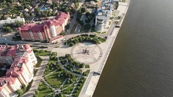 Astrakhan Embauche Ville Par Haut Bateau Croisière Monument Pierre — Video