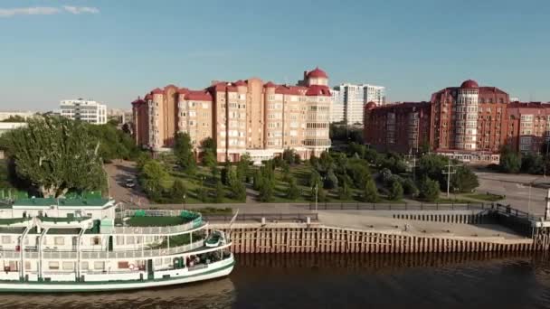 Astrachan Dammbau Der Stadt Von Oben Ein Kreuzfahrtschiff Denkmal Für — Stockvideo