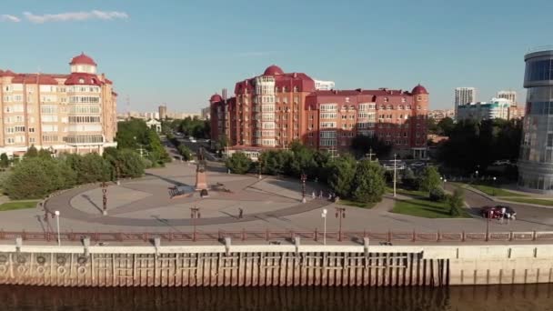 Astrakhan Embankment Cidade Cima Navio Cruzeiro Monumento Pedro — Vídeo de Stock