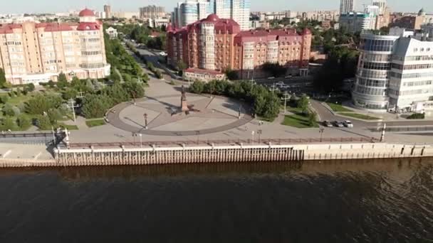 Astrakhan Yukarıdakinden Şehrin Dolgu Bir Cruise Gemisi Peter Anıtı — Stok video