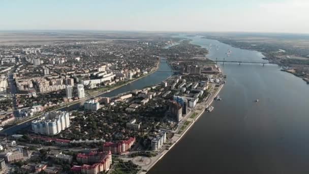 Astrakhan Staden Från Ovan Ett Kryssningsfartyg Monument Till Peter — Stockvideo