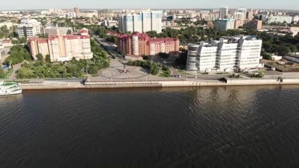 Astrakhan Nábřeží Města Shora Výletní Loď Památník Petra — Stock video