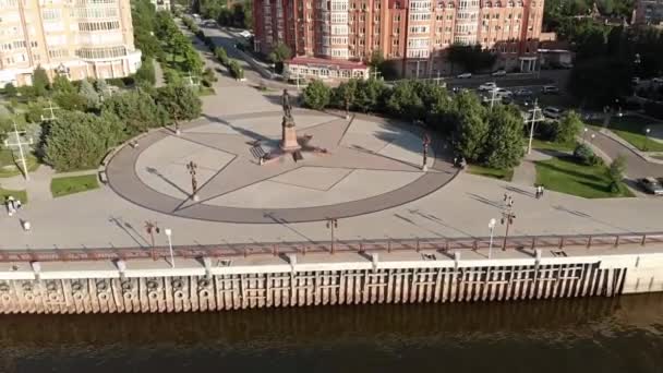 Astrakhan Staden Från Ovan Ett Kryssningsfartyg Monument Till Peter — Stockvideo