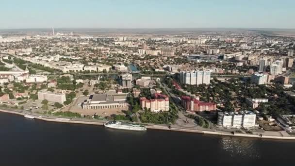 Astrakhan Staden Från Ovan Ett Kryssningsfartyg Monument Till Peter — Stockvideo