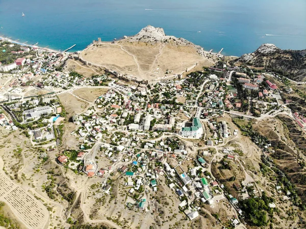 Το φρούριο των Γενουατών στην πόλη του Sudak από ύψος. Δημοκρατία της — Φωτογραφία Αρχείου