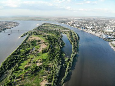 Astrakhan. Volga. Otoyol Köprüsü üzerindeki köprü 