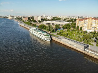 Astrakhan. Bir Cruise gemisi. Şehrin merkez kıyısı. Mo