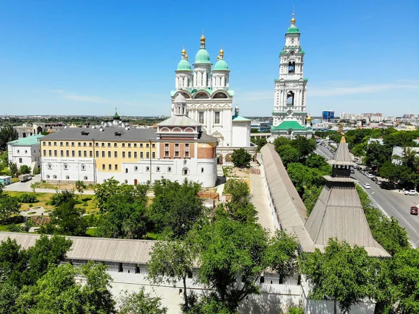 Astrakhan. Fortaleza de Astrakhan Kremlin. Catedral da Assunção e — Fotografia de Stock