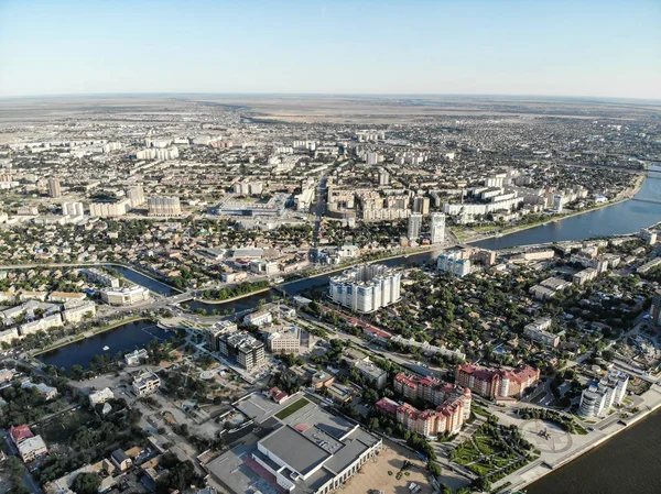 Astrakhan. Panorama de la ville d'Astrakhan. Lac des cygnes. Le bri — Photo