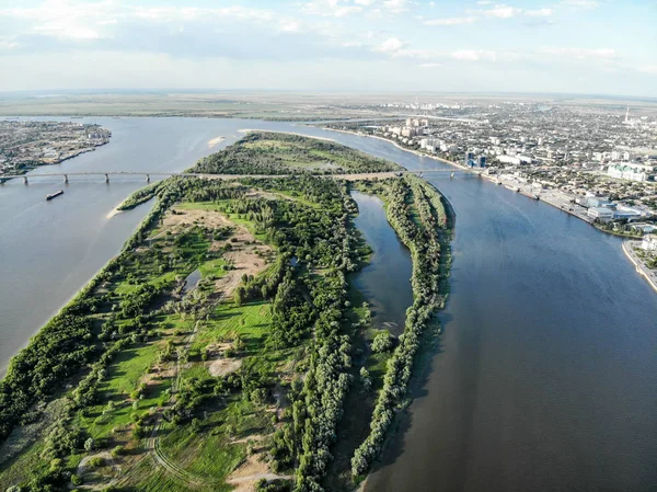 Astrakhan. Volga. A hídon át az autópálya-híd az egész — Stock Fotó